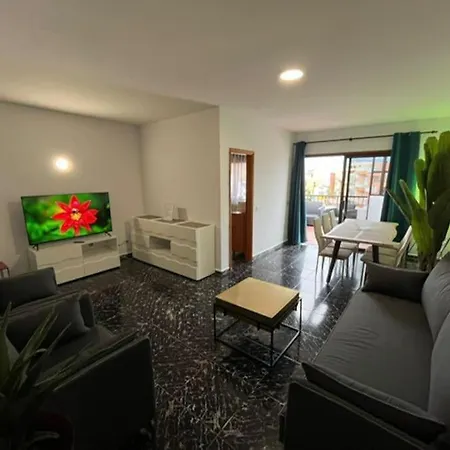 3 Dormitorios. Terraza. Bus Stop