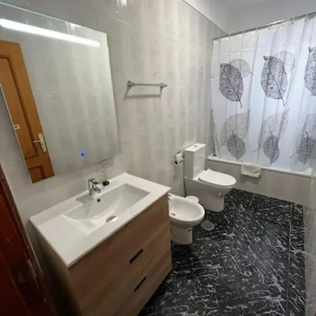 3 Dormitorios. Terraza. Bus Stop