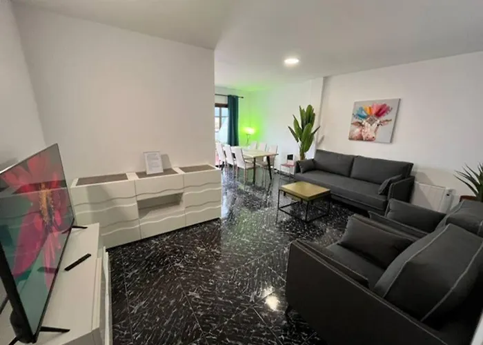 3 Dormitorios. Terraza. Bus Stop * Λος Ρεαλέχος