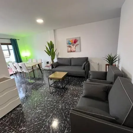 3 Dormitorios. Terraza. Bus Stop 로스 레알레호스