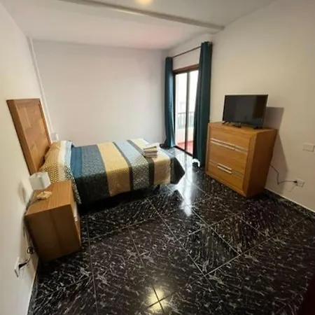 Apartman 3 Dormitorios. Terraza. Bus Stop *