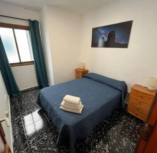 3 Dormitorios. Terraza. Bus Stop Apartment