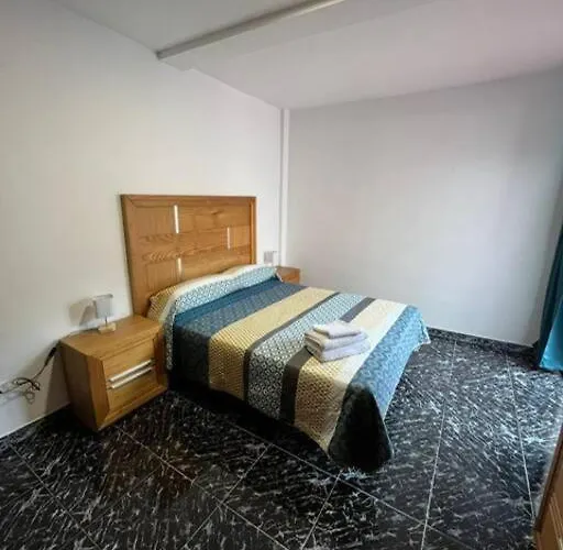 3 Dormitorios. Terraza. Bus Stop * 洛斯雷尔雷赫斯