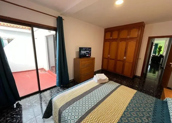 3 Dormitorios. Terraza. Bus Stop *