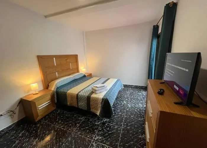 公寓 3 Dormitorios. Terraza. Bus Stop *